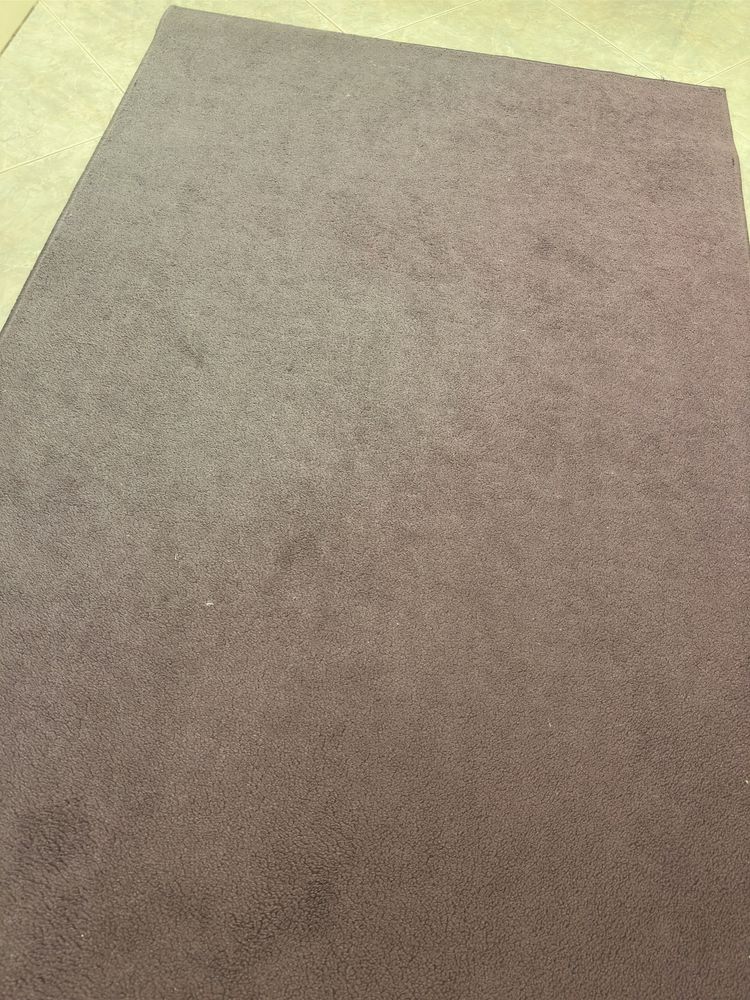 Tapete roxo com marcas de uso