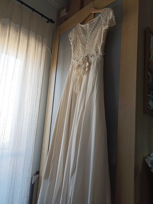 Vestido de noiva. Impecável. Cor branco pérola.