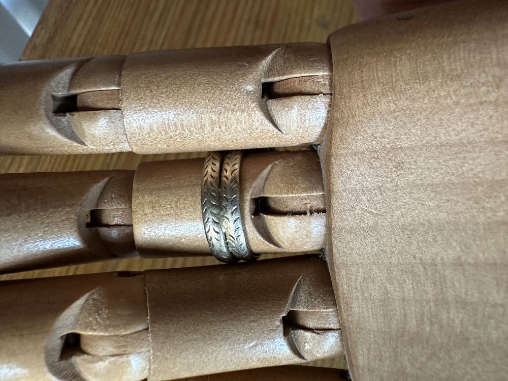 Anel dourado com cabeças
