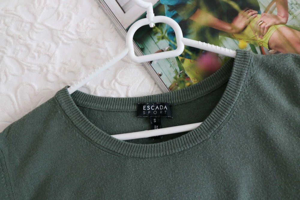 Zielony sweter ESCADA S 36 logowany premium modny desigual okazja