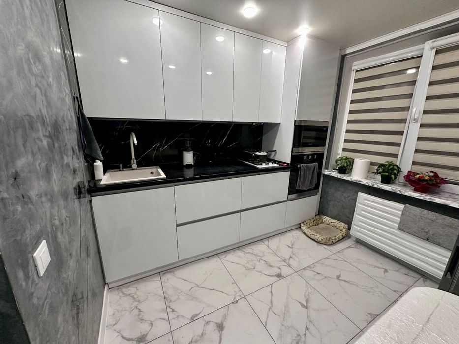 3 кімнатна квартира в Центрі з дизайнерським ремонтом[]