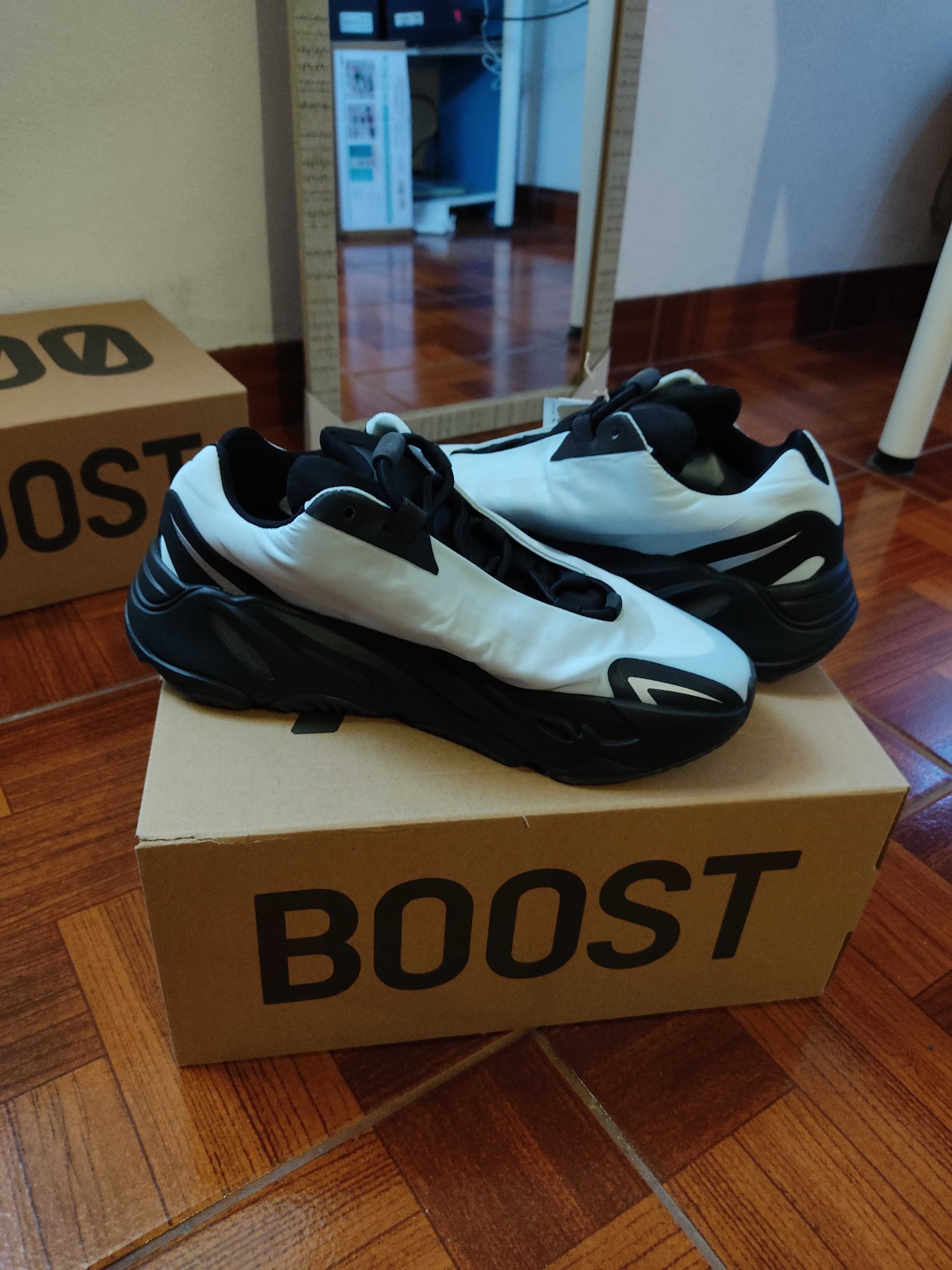 Adidas Yeezy 700 mnvn