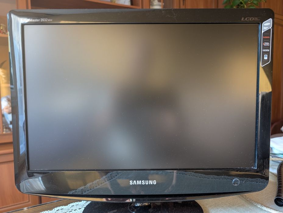 Zestaw komputerowy z monitorem funkcją TV