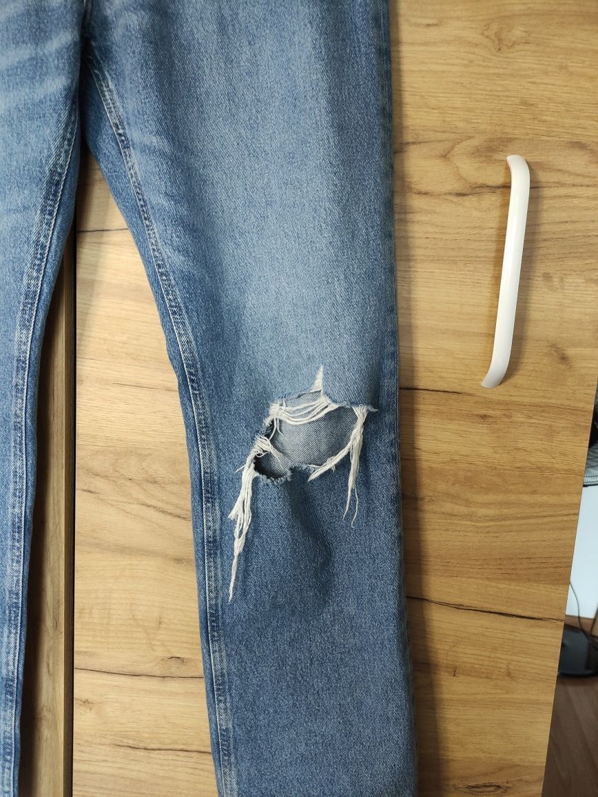 Spodnie jeansowe H&M z dziurami