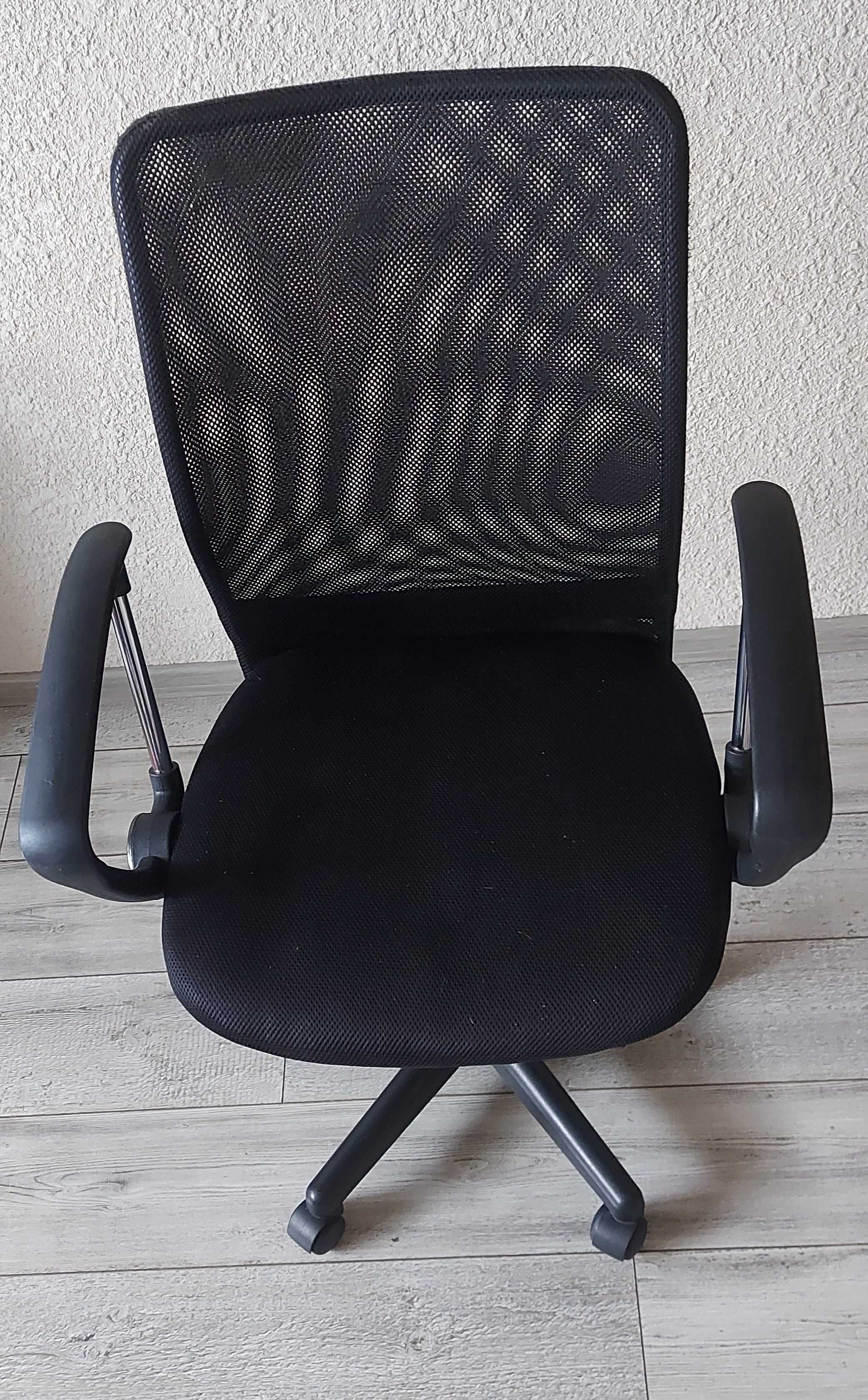 Krzesło czarne na kółkach obracające się