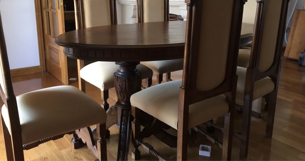 Mesa de sala em madeira