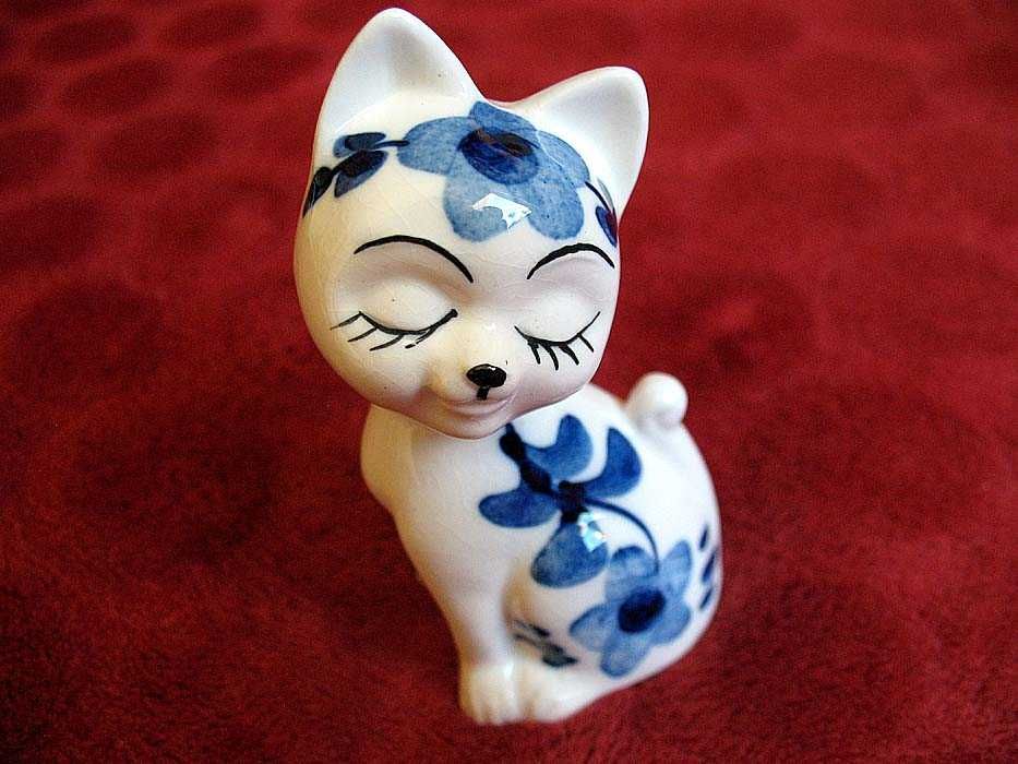 Kot - koteczka ręcznie malowana - porcelana - 8x4 x4cm Adolf Wache