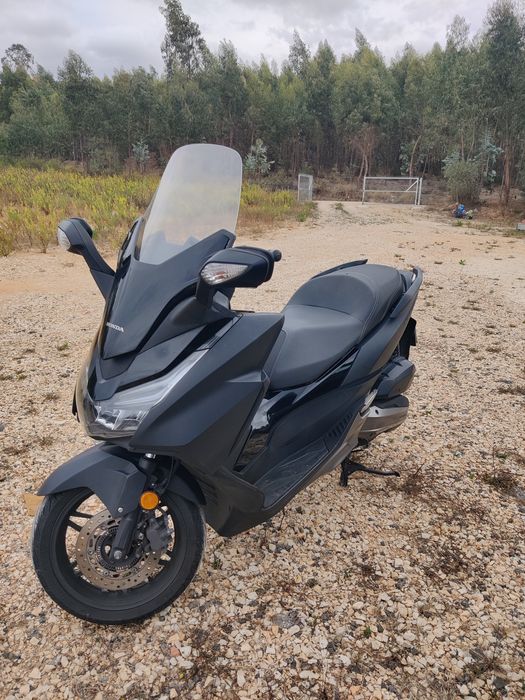 Honda Forza 125 preta