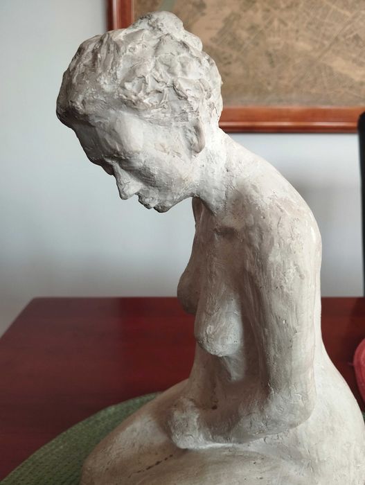 Rzeźba kobieta klęcząca gips