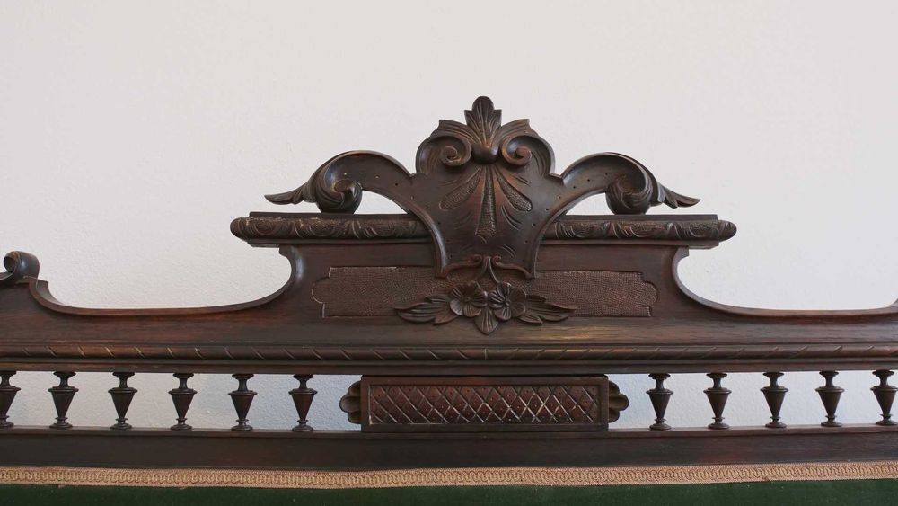 Canapé e cadeirões em vinhático estofados a veludo verde