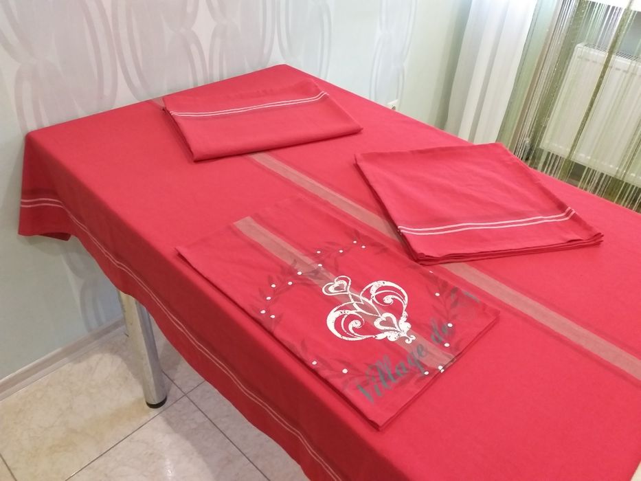 Скатерть 2шт.и 6 салфеток.