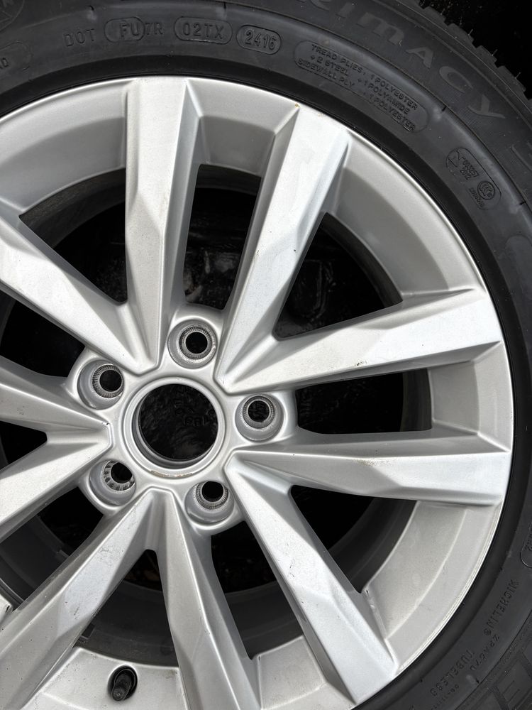 VW Tourab 5ta felga aluminiowa 5ta 601 025