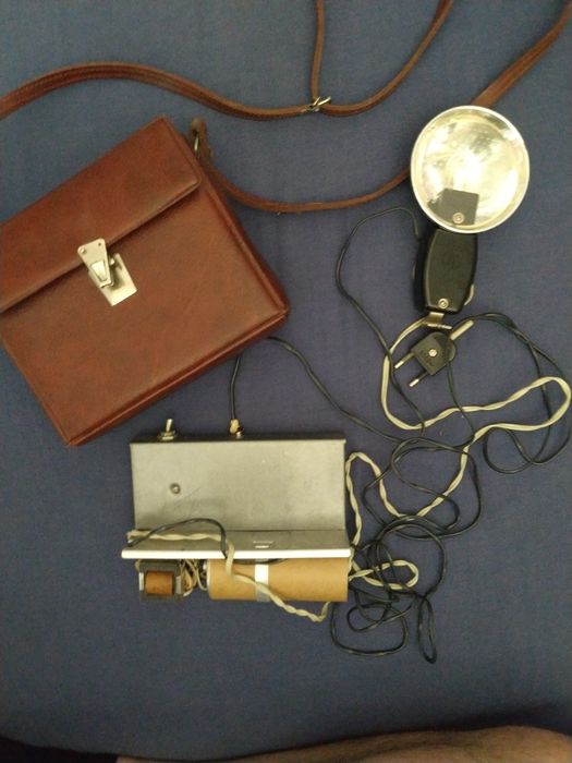 Stara lampa błyskowa Fed 4 w pięknej skórzanej torbie.