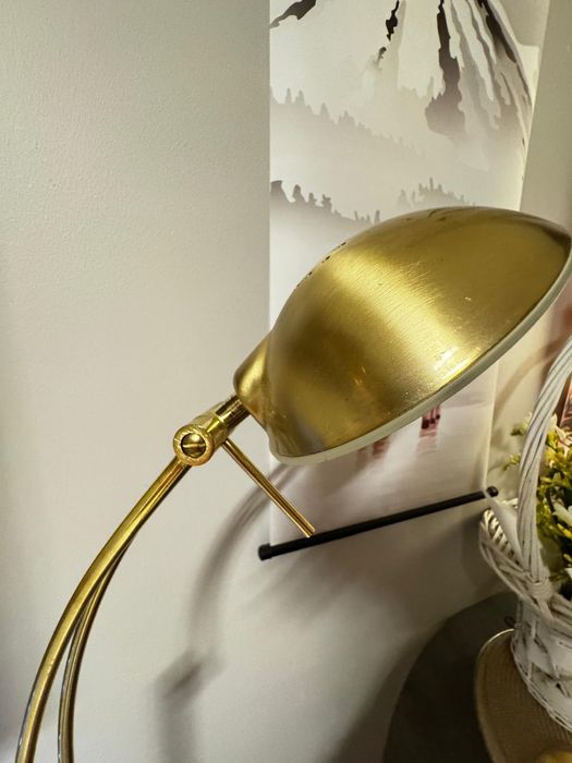 lampa stojąca zmieniająca ostrość światła