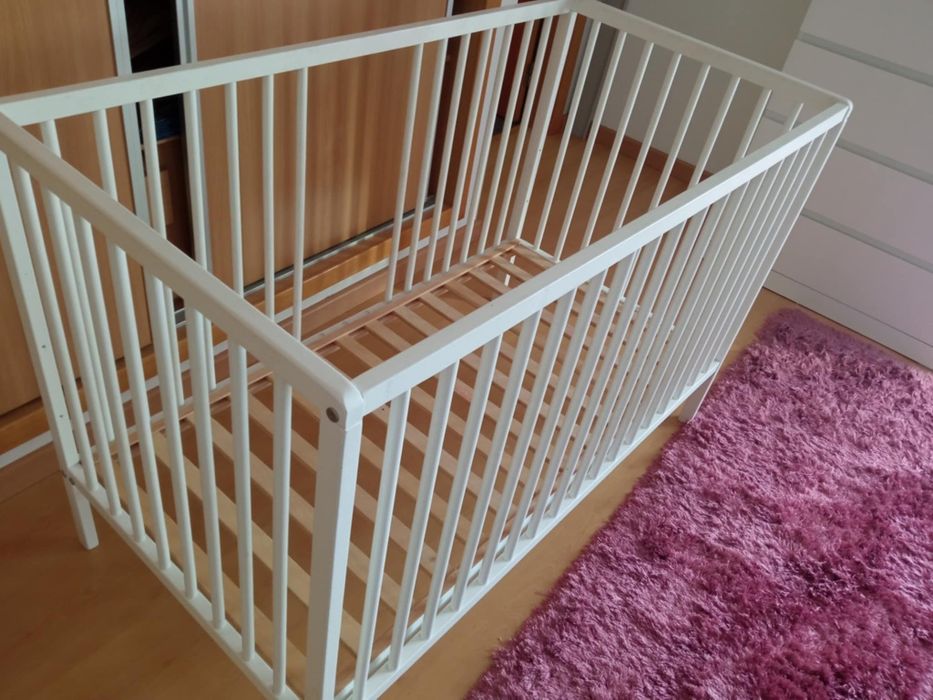 Duas camas brancas da Naf Naf