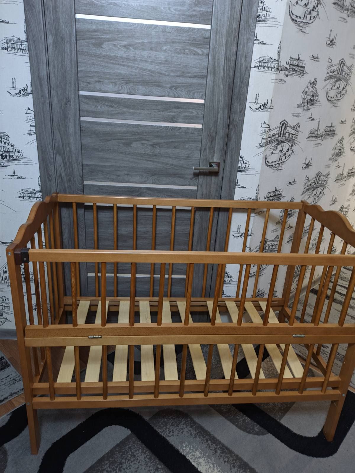 Дитяче ліжечко дерев'яне лаковане