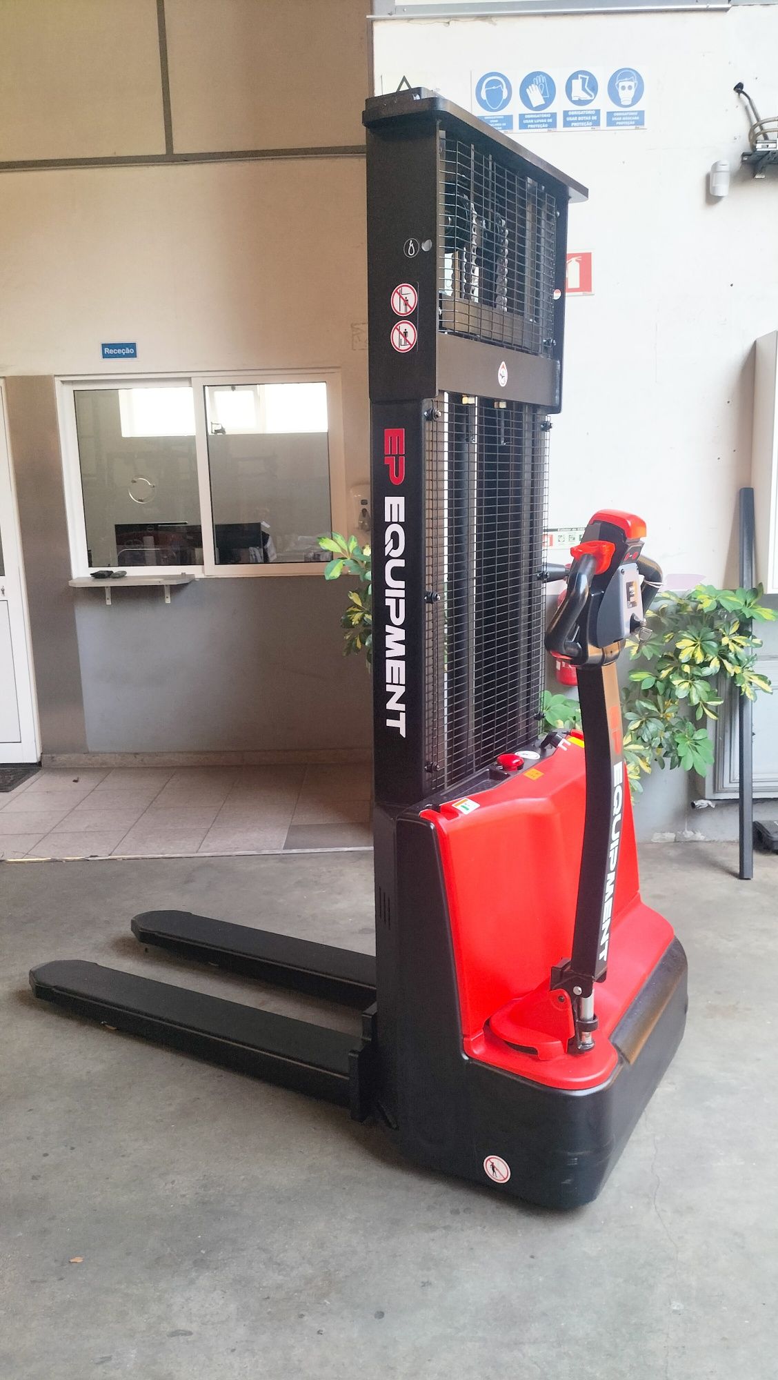 Empilhador / Porta Paletes / Stacker EP 1500kg , Elev. 3,5mt , Novo