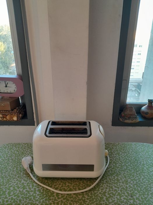 Vendo Torradeira Eléctrica MOULINEX muito bonita como nova