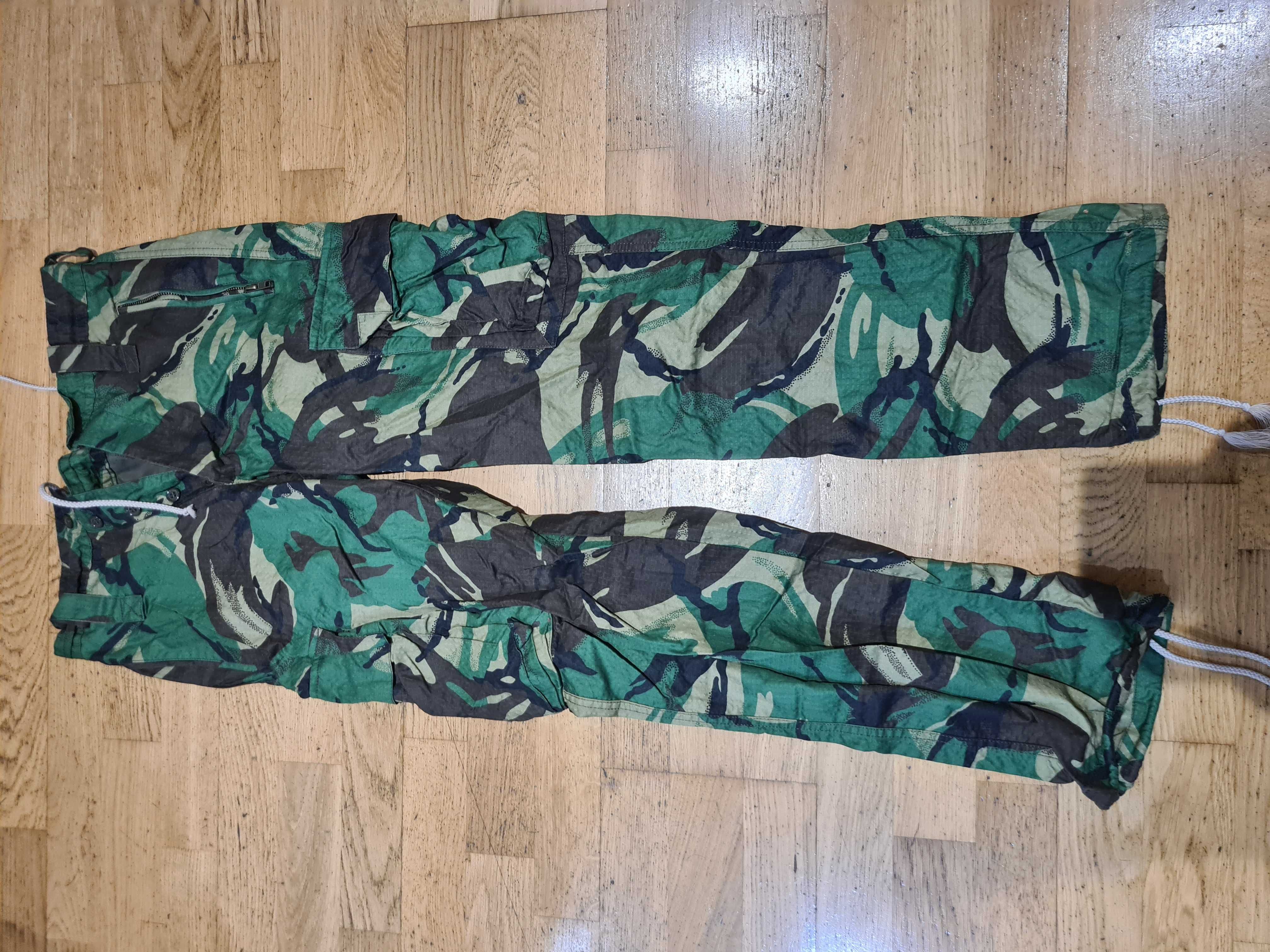 Calças camufladas em bom estado
