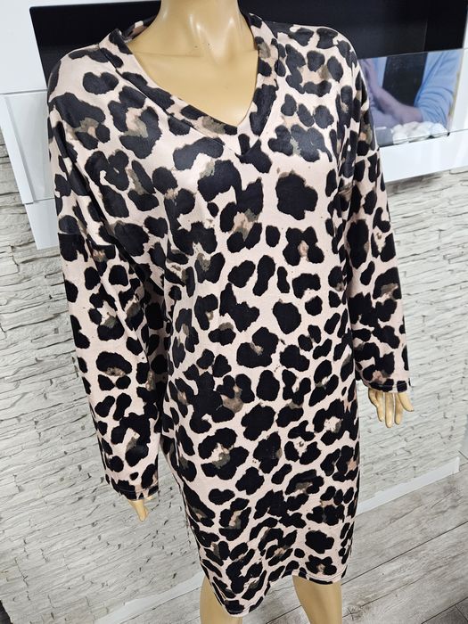 Przepiękna sukienka welurowa w panterkę z paskiem Pronto Moda rozmiar