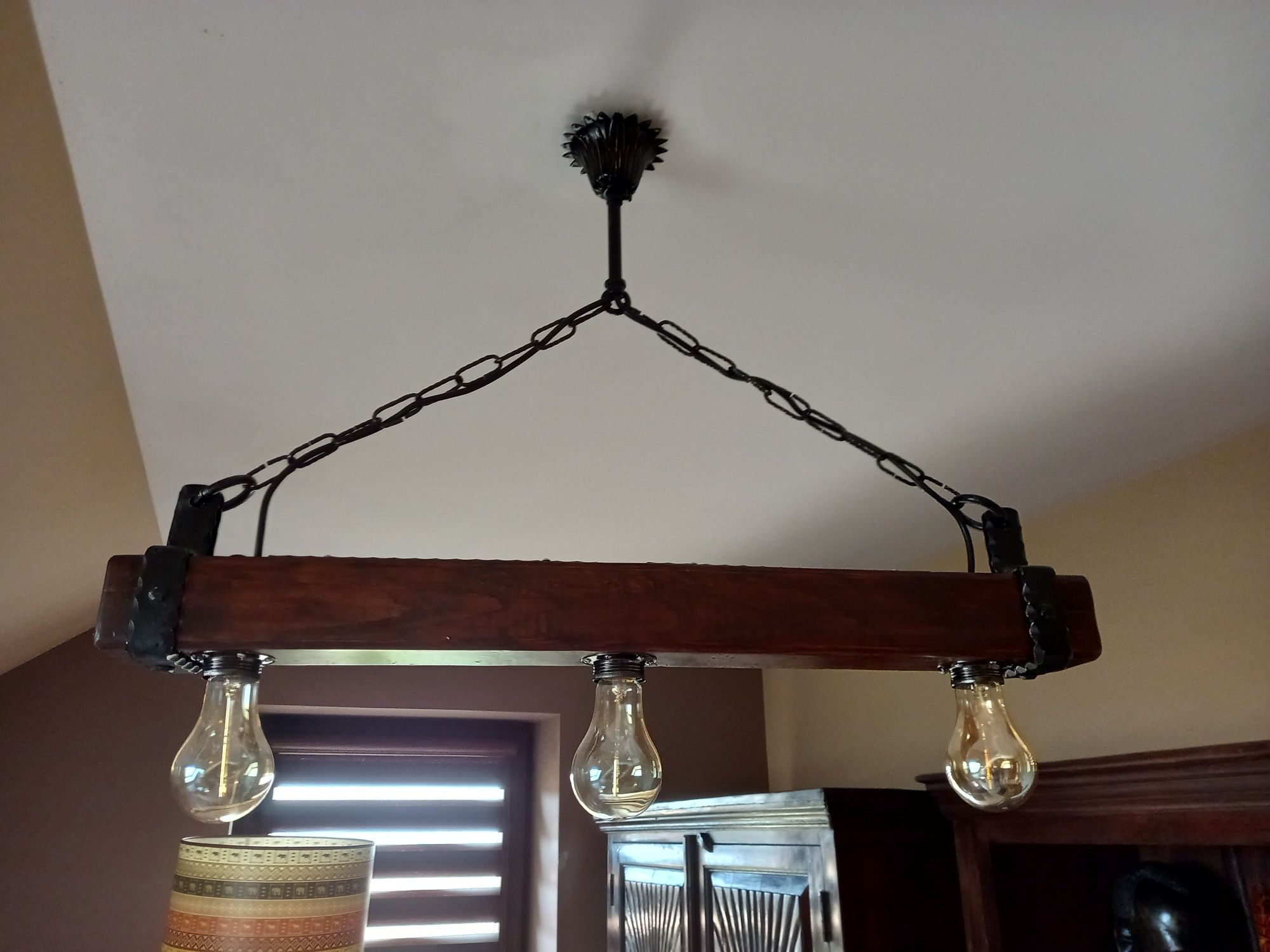 Lampa żyrandol -wisząca belka