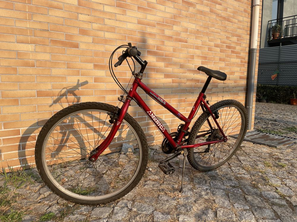 Bicicleta MTB com mudanças Shimano