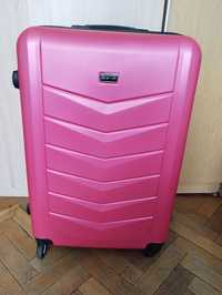Różowa duża walizka