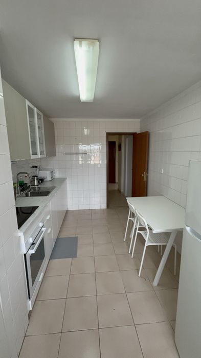 Quarto para casal em Queluz 600 m estação