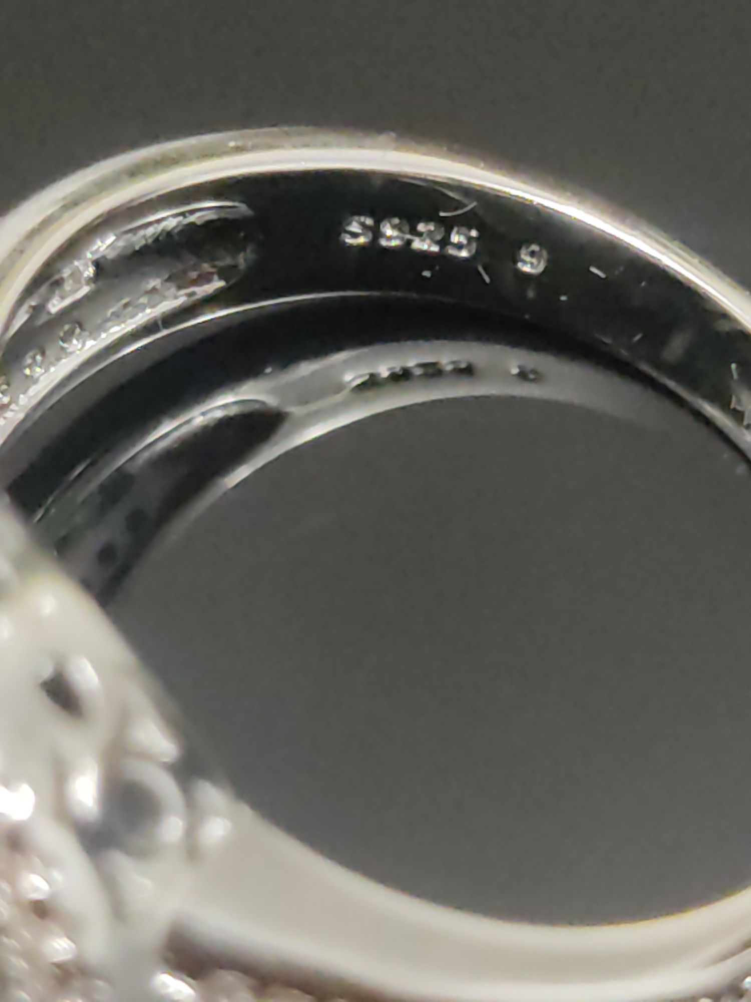 Anel de LUXO com Zircônia Preta