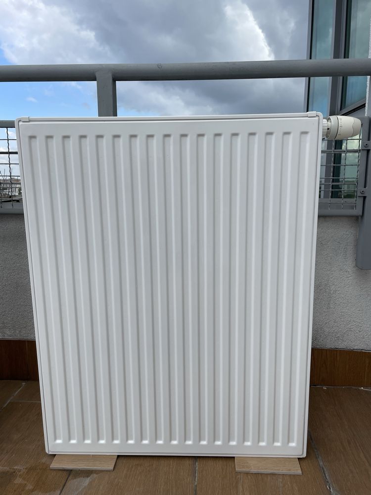 3 Grzejnki panelowe z glowicami termostatycznymj Danfoss