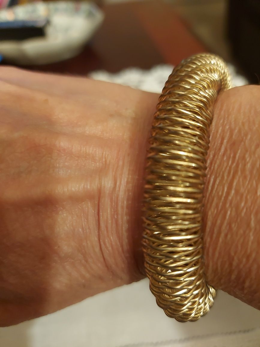 Pulseira Ajustável de Arame Dourada.