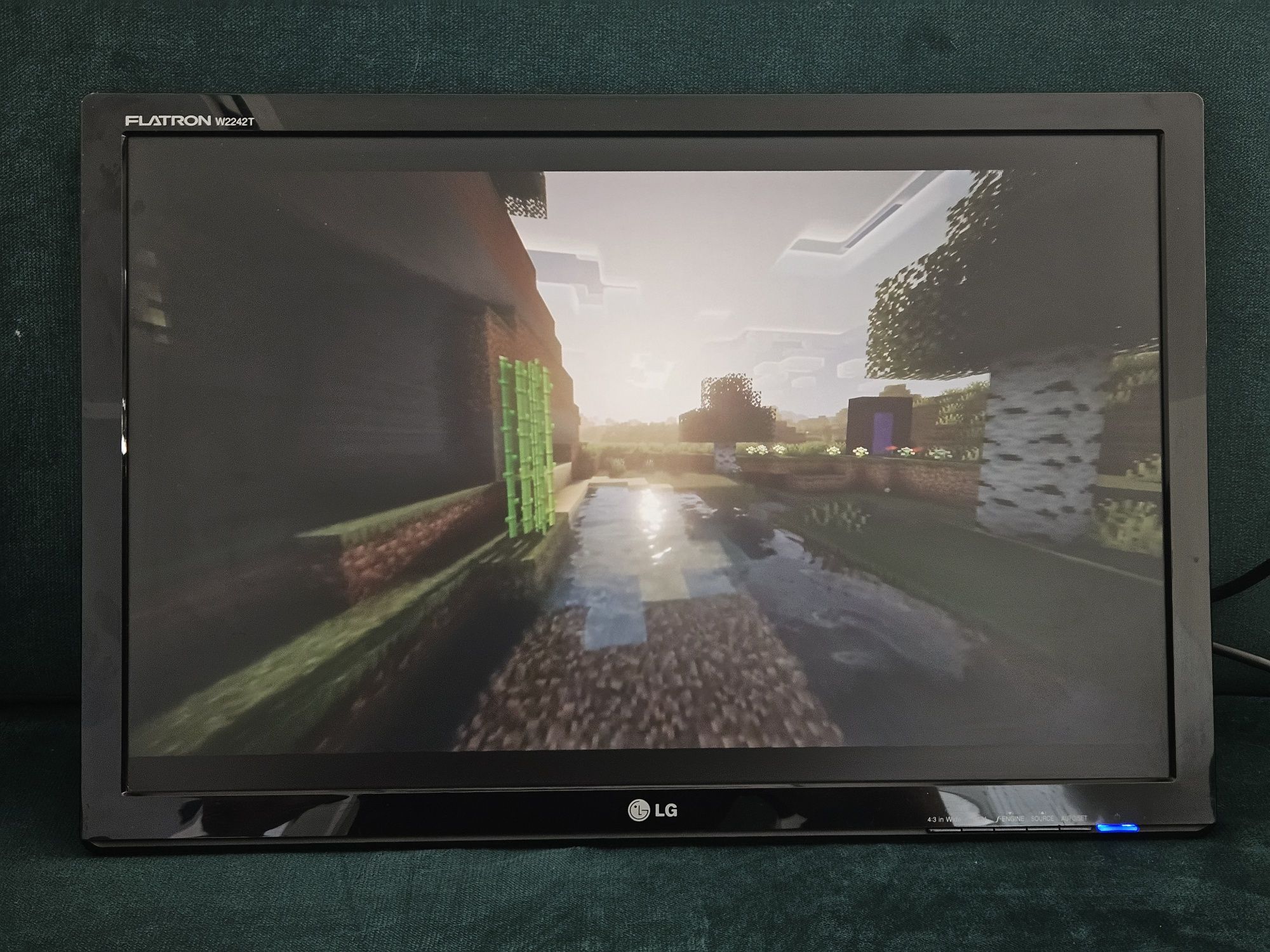 Monitor LCD LG Flatron 22 cale stan dobry