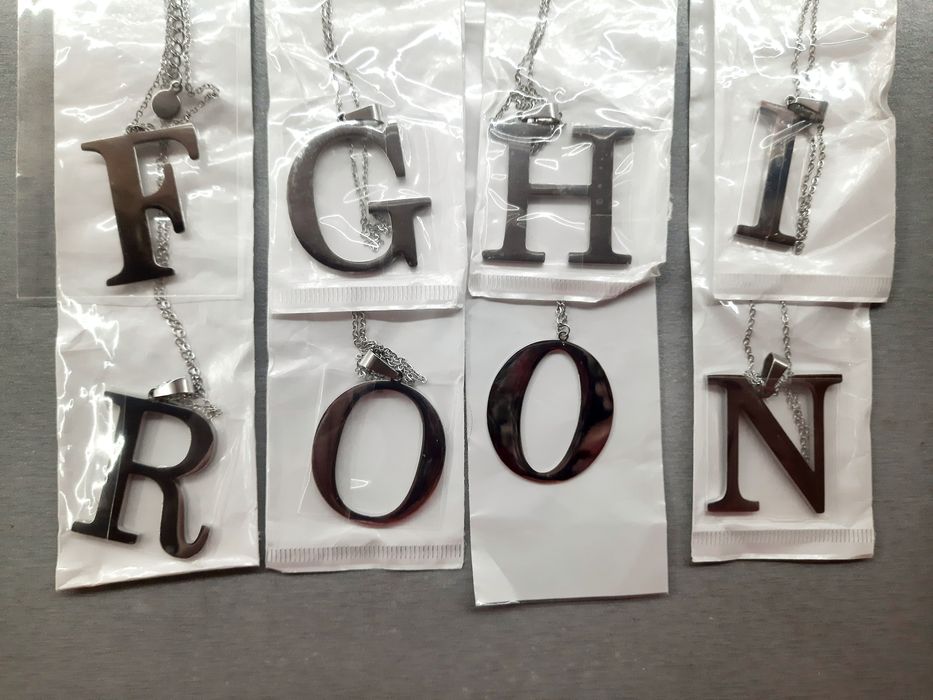 Naszyjnik litera kolor srebrny 3cm / 64cm / 48cm