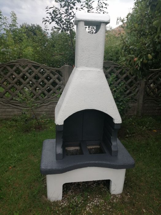 Gril betonowy, z rusztem ze stali nierdzewnej