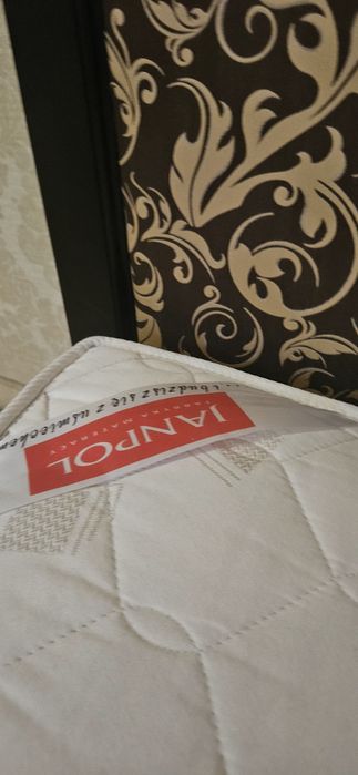 Stylowe łóżko ze stelażem i materacem.