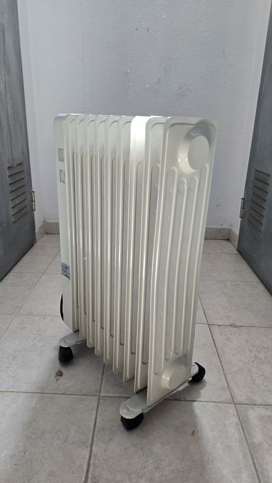 • Aquecedor a Óleo Eletronia CYAA10-9