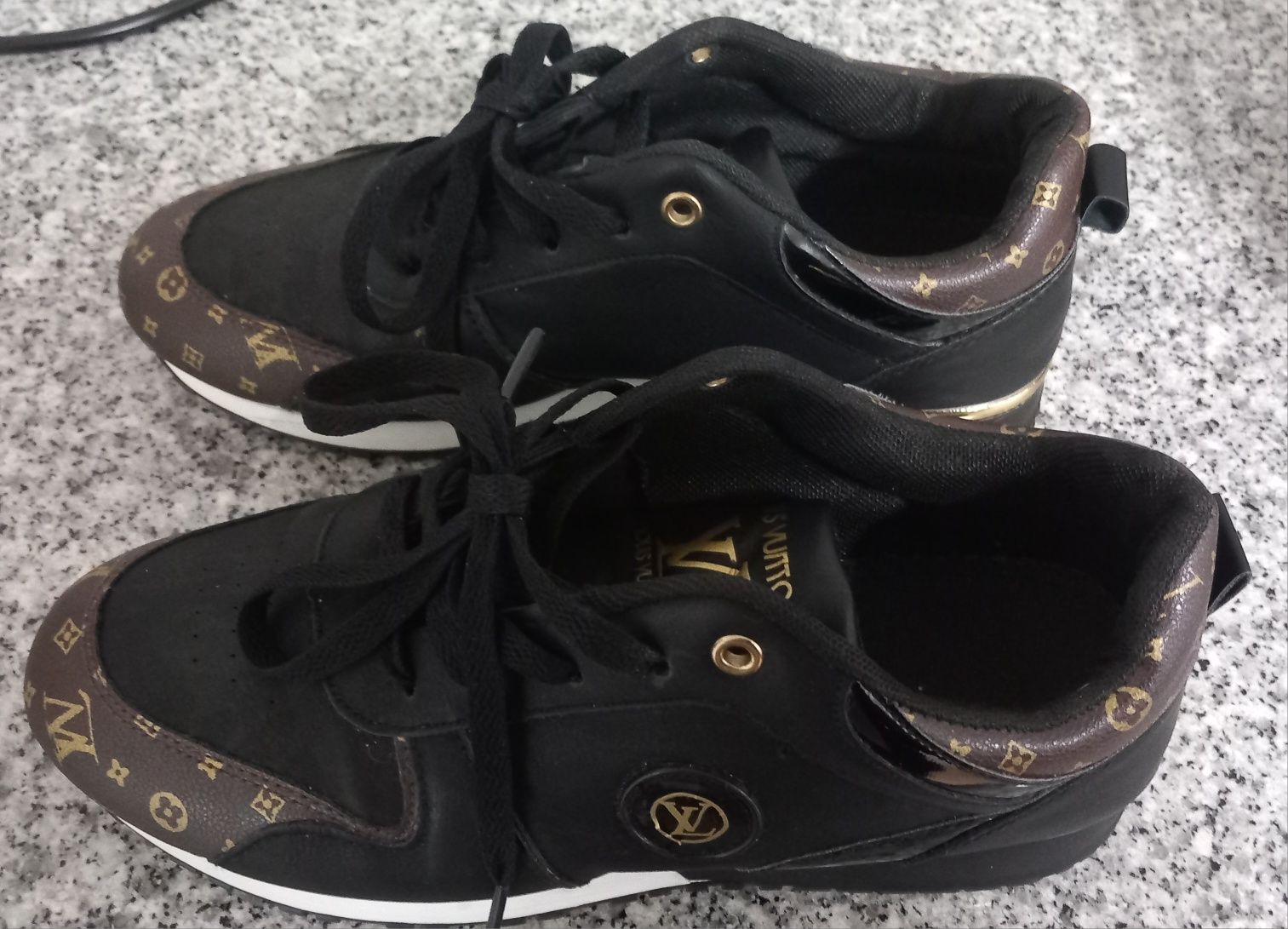 TÉNIS LOUIS VUITTON N°40 E TÉNIS ADIDAS N°43 Impecáveis como novos.20€