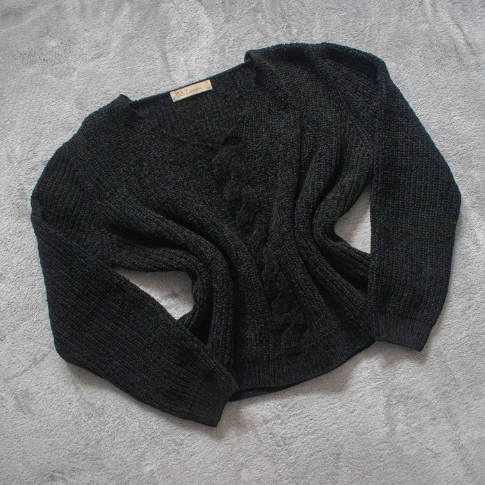 Czarny sweter z warkoczowym splotem – klasyka i wygoda