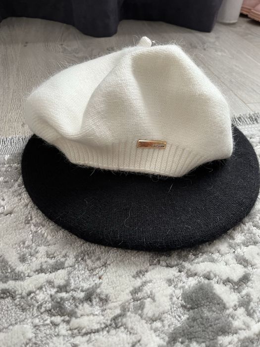 Берет жіночий теплий : чорний та молочний.