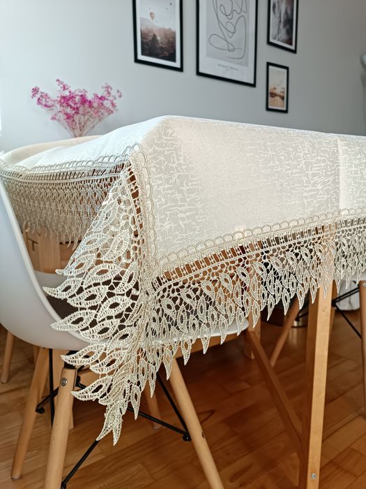 Nowy kremowy obrus 153x130 cm na stół z gipiury z pokrowcem