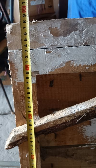 Двері в сарай з коробкою.