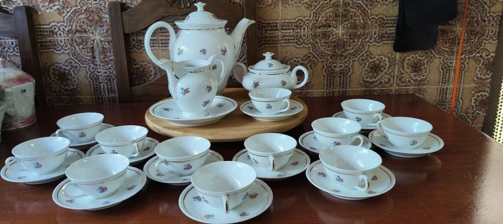 Serviço de chá em porcelana branca da Vista Alegre, Portugal.