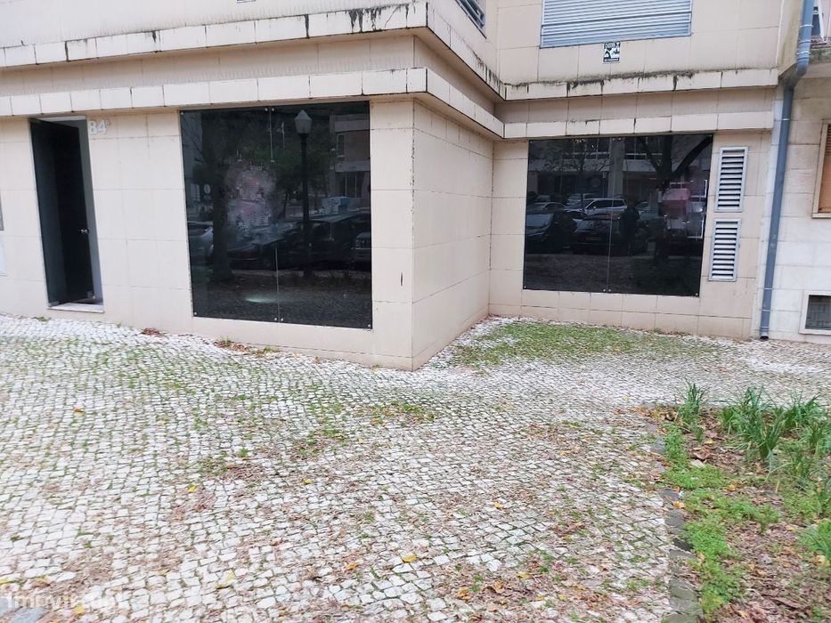 Loja/Escritório 2 grandes montras. Junto ao Hosp. Cruz Vermelha