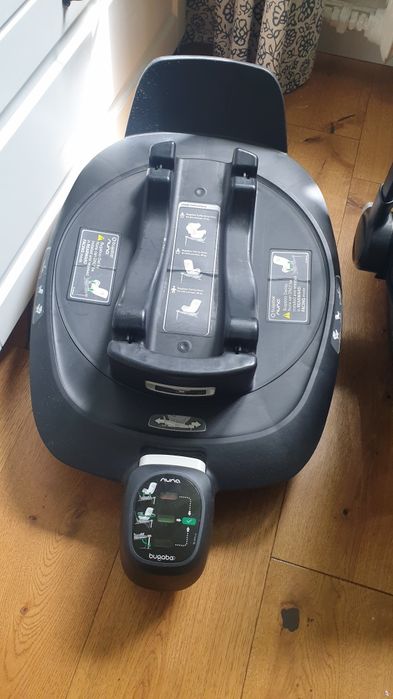 Fotelik samochodowy Bogaboo  +baza obrotową-stan idealny .