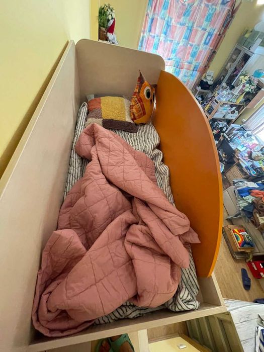 Ліжко-горище з шафою, місцем для столу і висувними ящиками у сходах