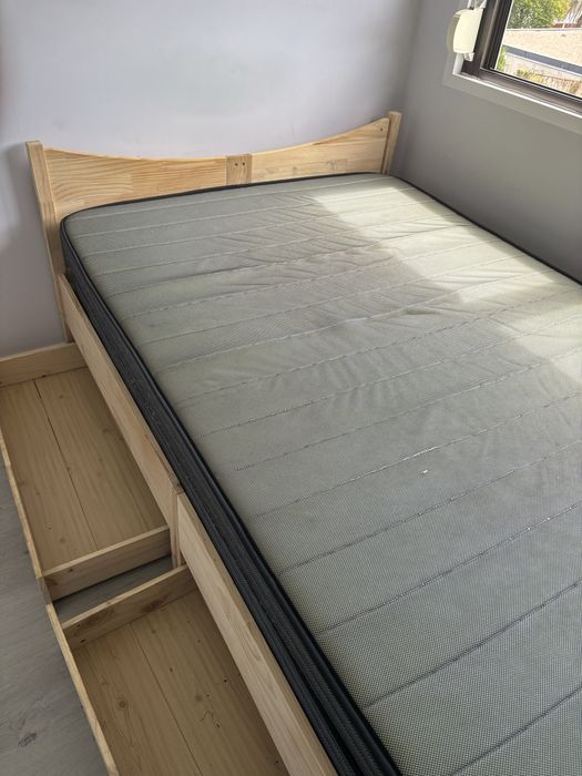 Cama com colchões e gavetas