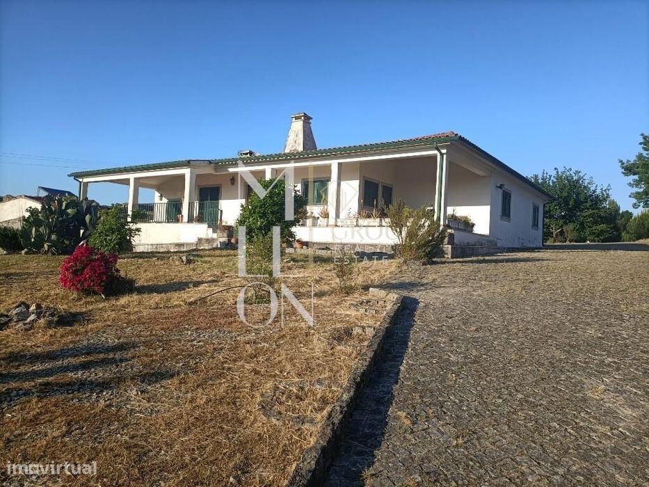 Moradia com  terreno amplo de 4.500 metros na bonita aldeia de Fiais d