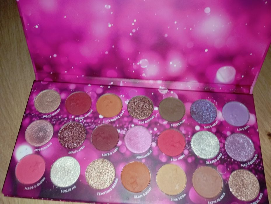 Zestaw kosmetyków paleta cieni Action i nowe pomadki