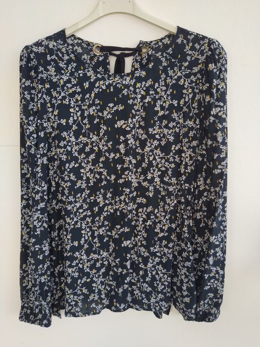 Blusa flores e apontamentos dourados - Tamanho M