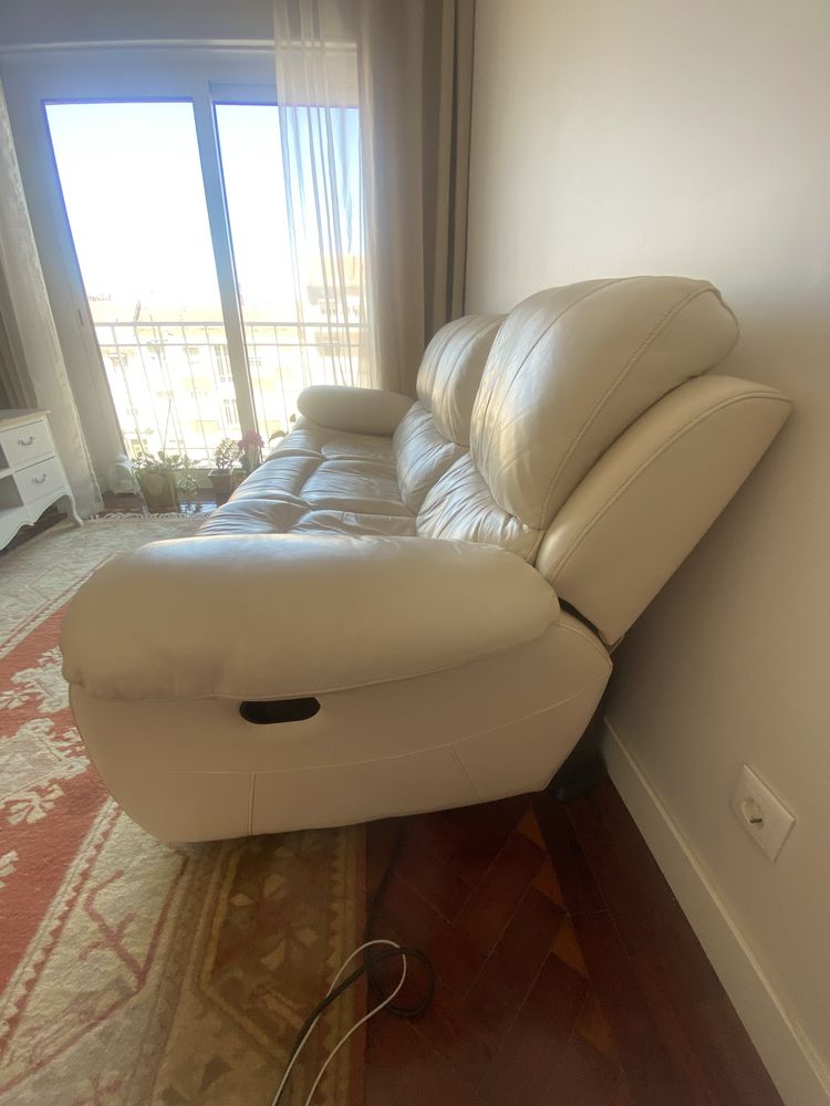 Sofa beje de pele 3 lugares